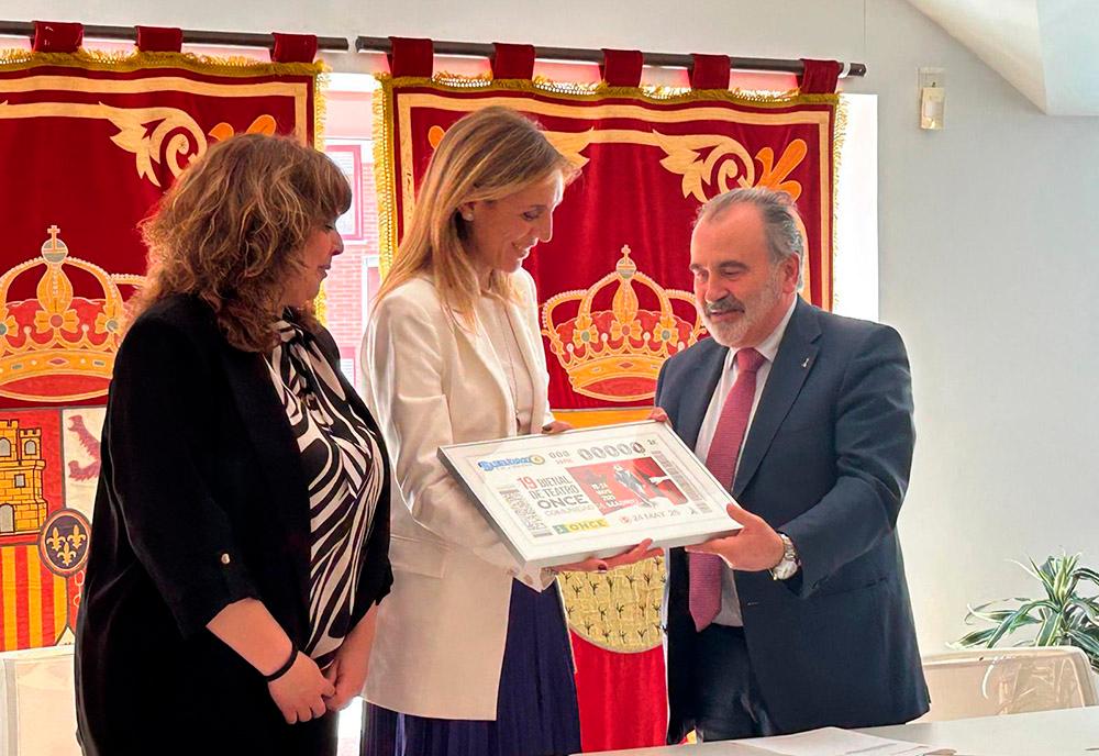 Luis Natalio entrega la lámina del cupón de la Bienal a la alcaldesa de Alcorcón