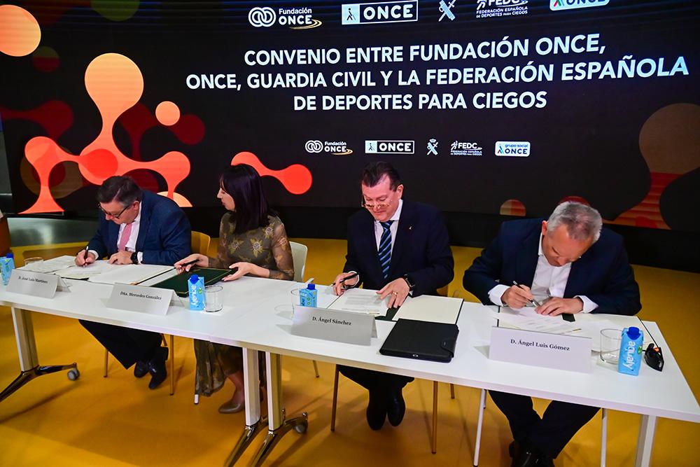 Momento de la firma del convenio
