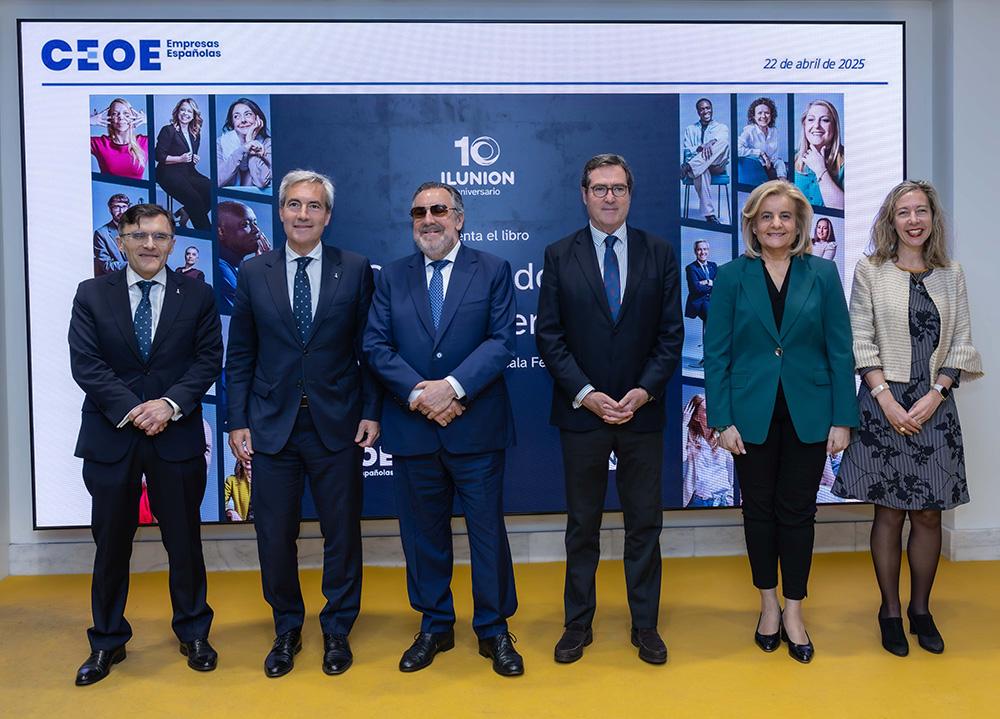 Foto de familia de los participantes en la presentación
