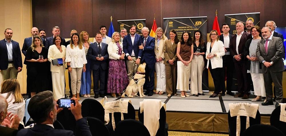 Foto de familia de los galardonados