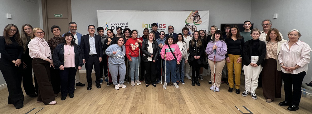 Foto de familia de todos los participantes en el acto