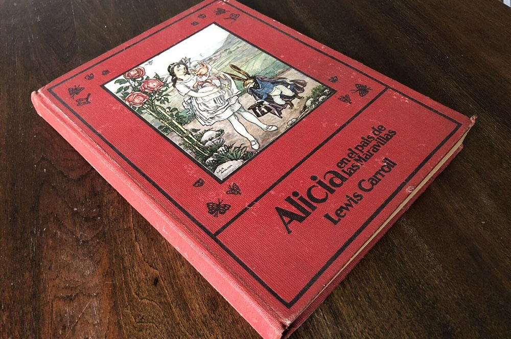 Libro de Alicia en el país de las maravillas