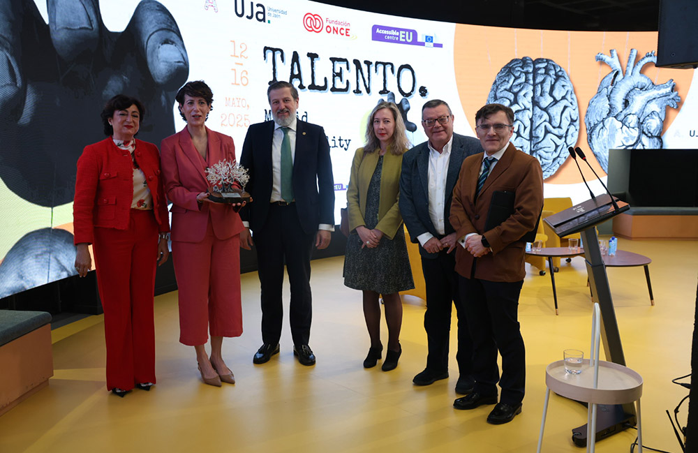 Foto de familia de los participantes en la inauguración