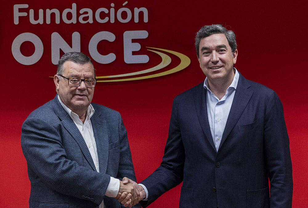 Martinez Donoso y Juan Pardo estrechan sus manos tras la firma del convenio