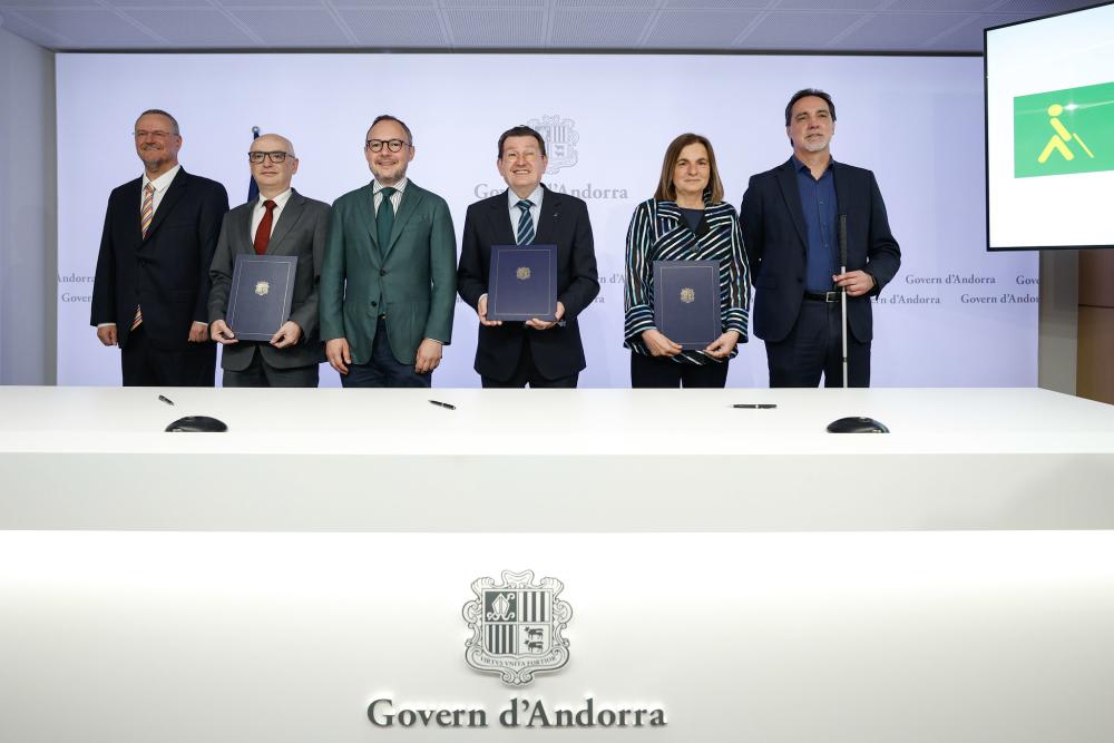Foto de familia de todos los asistentes a la firma