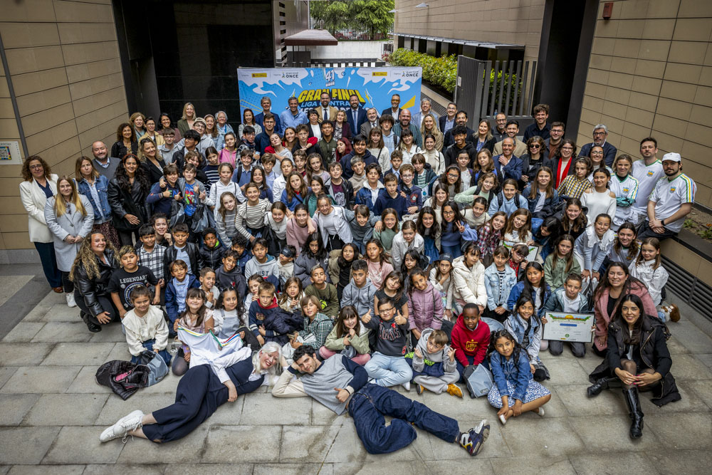 Foto de familia de todos los participantes en la gala