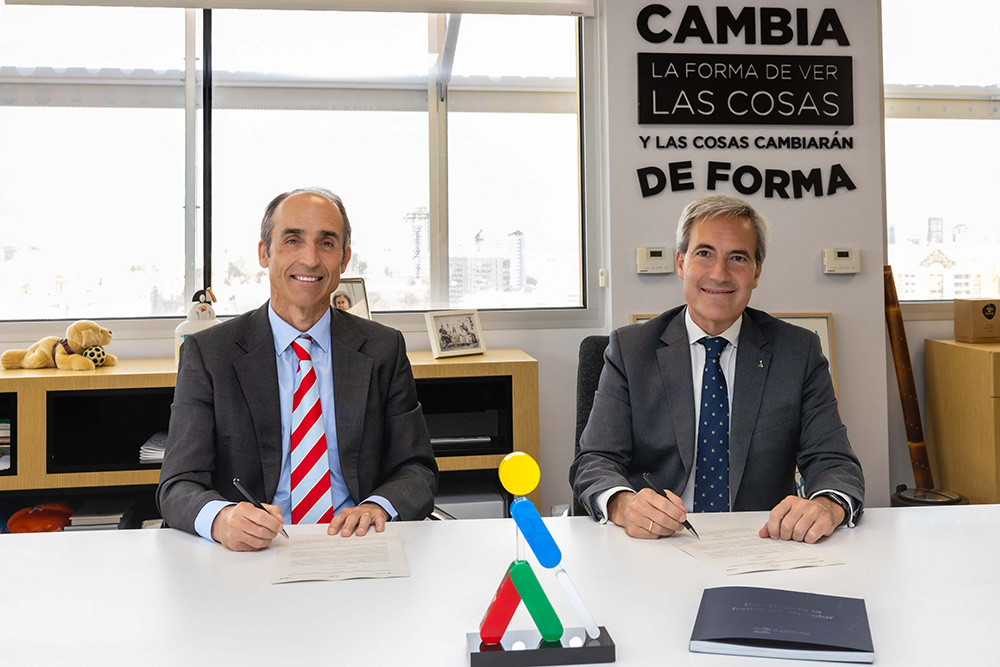 Francisco Javier Oubiña y Alejandro Oñoro en el momento de la firma del convenio
