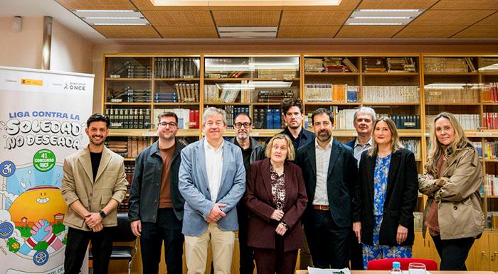Foto de familia del jurado nacional del Concurso Escolar