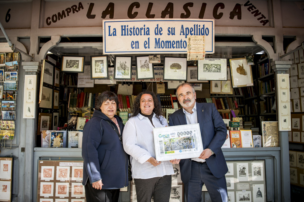 Teresa Rodríguez, Carolina Méndez y Luis Natalio Royo muestran el cupón