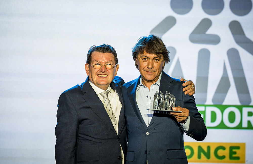 Momento de la entrega del galardón a Mediero