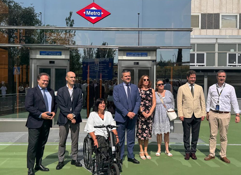 Foto de familia de los participantes en la presentación de la nueva estación