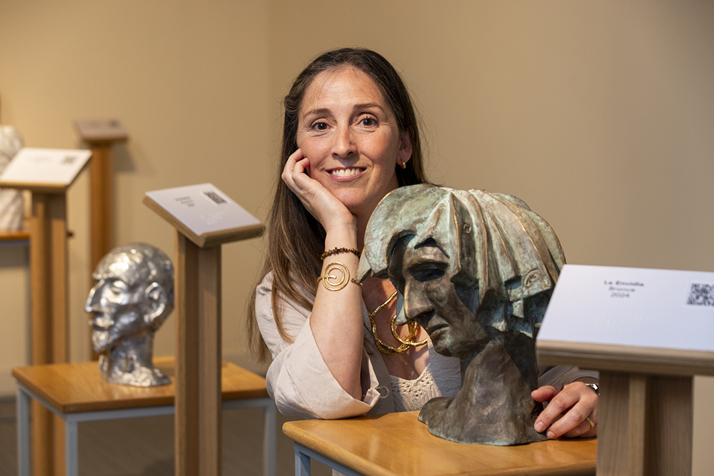 Cristina Rommel junto a una de sus esculturas