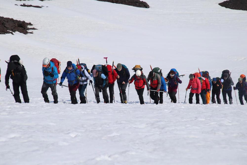 La expedición en un momento del ascenso