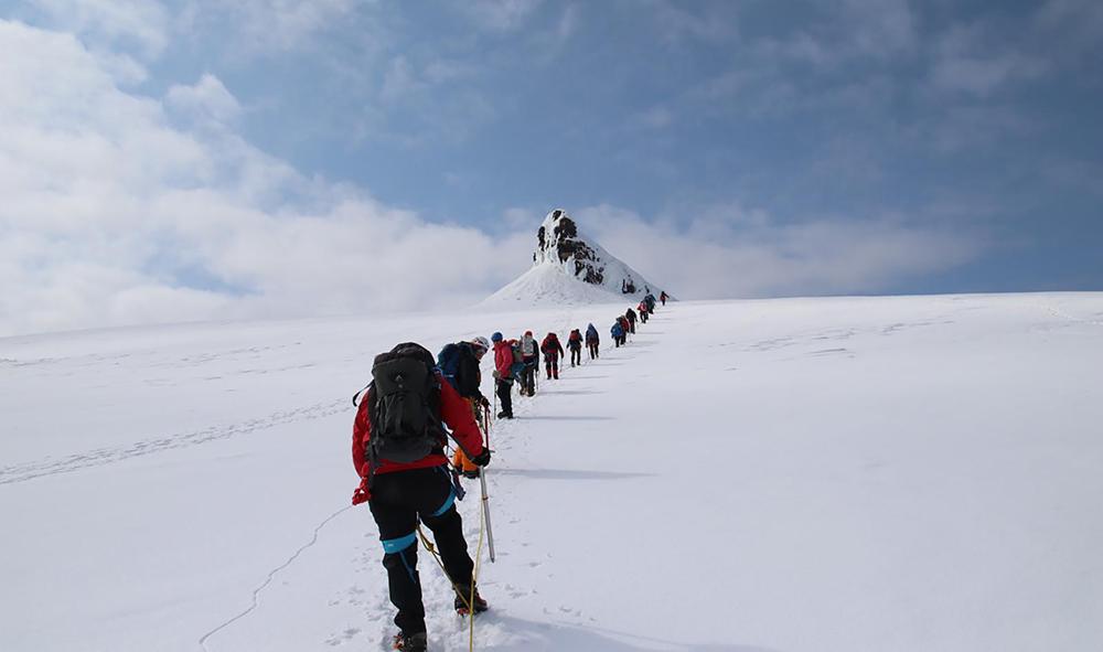La expedición momentos antes de hacer cumbre