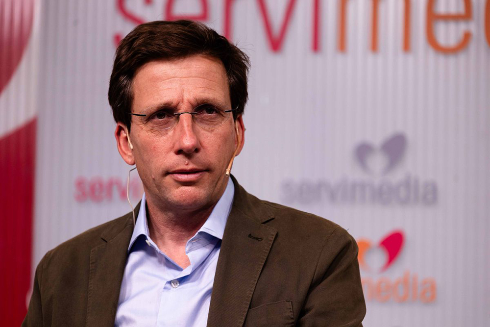 Martínez-Almeida durante la entrevista