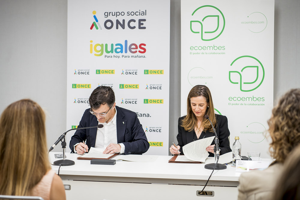 Momento de la firma del convenio entre Grupo Social ONCE y Ecoembes