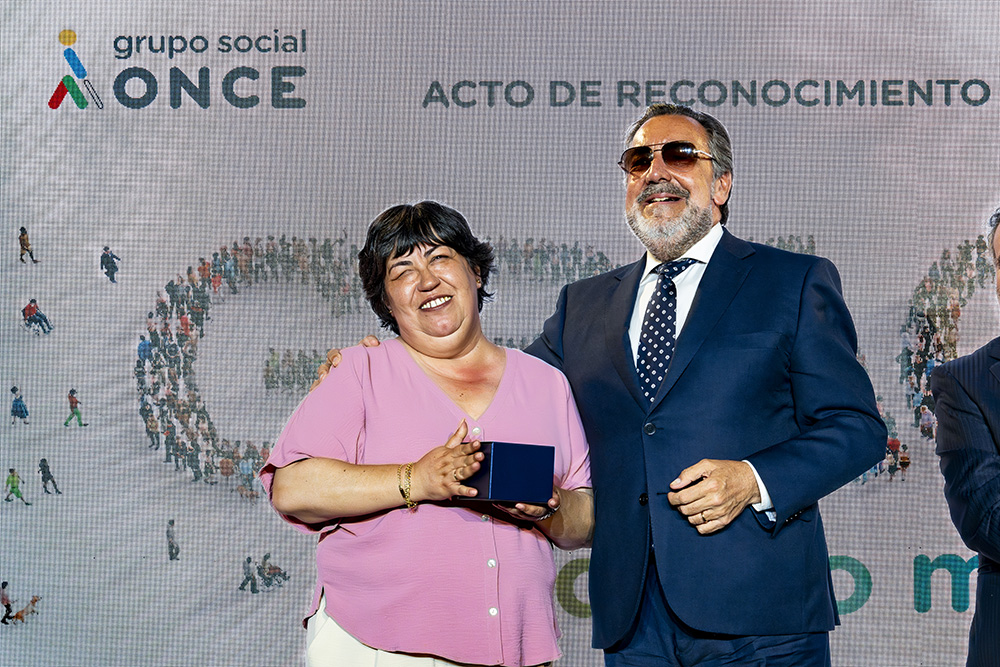 Carballeda entrega el reloj a Teresa Rodríguez