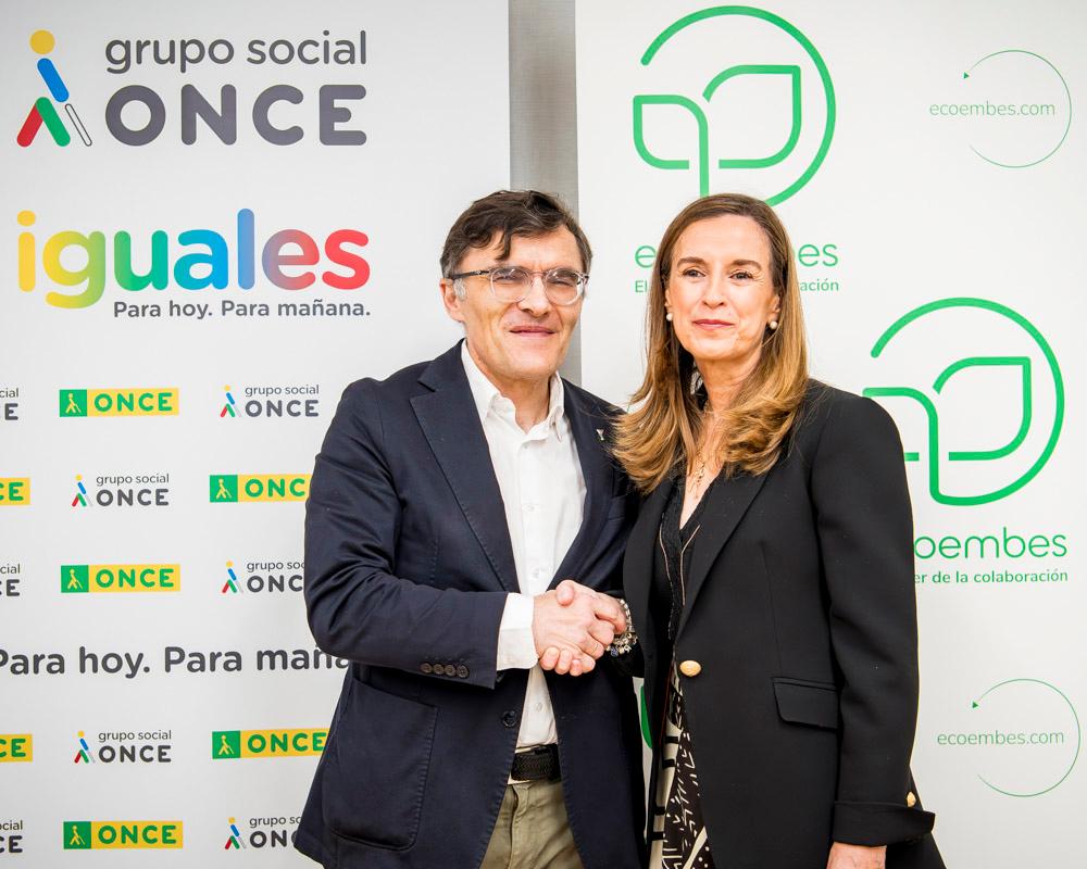Alberto Durán y Rosa Trigo posan tras la firma del convenio