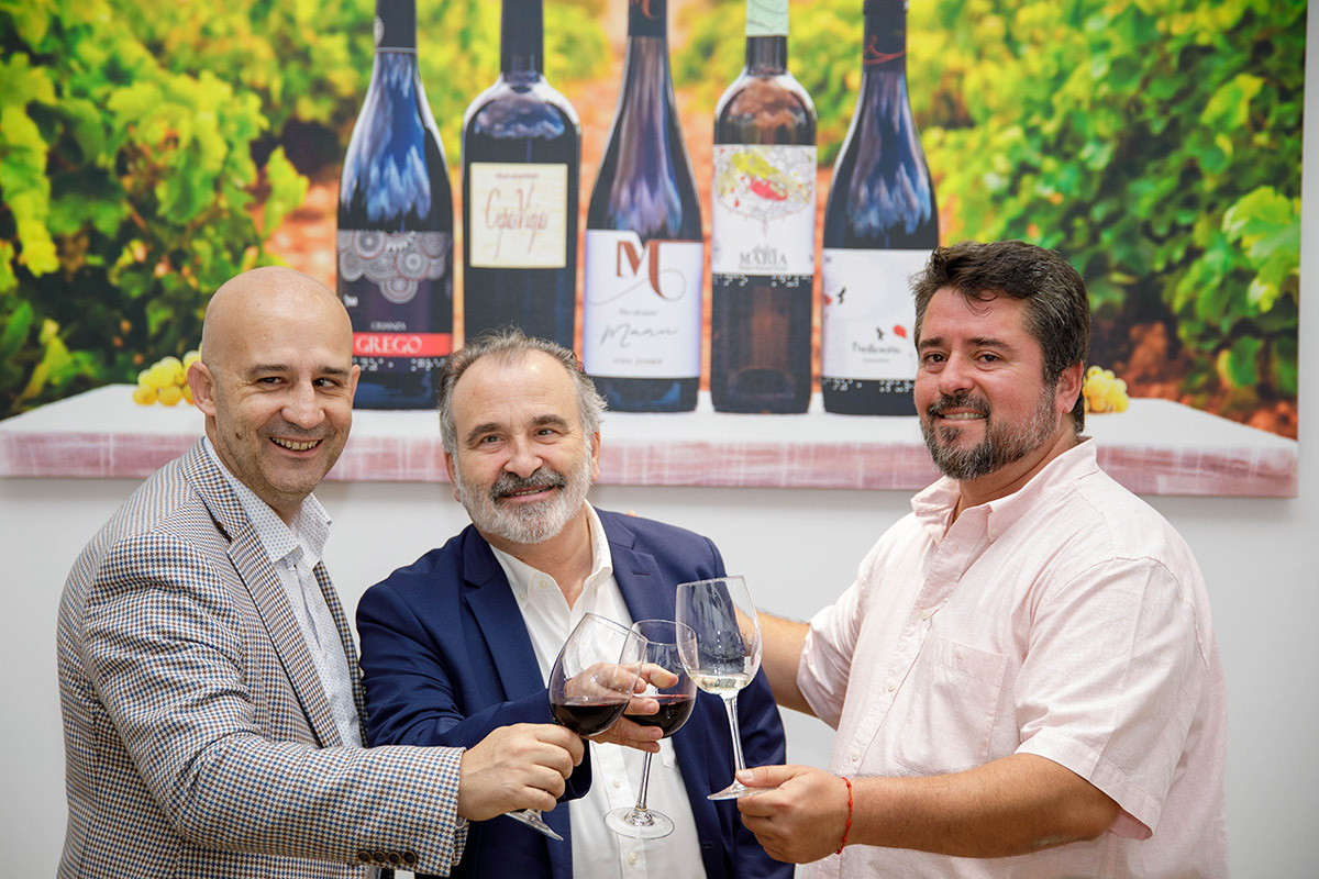 David Olalla y Luis Natalio junto al responsable de las Bodegas
