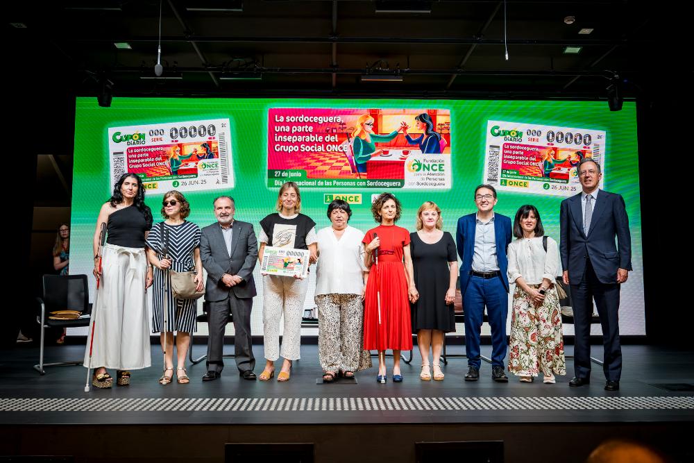 Foto de familia de todos los participantes en el acto