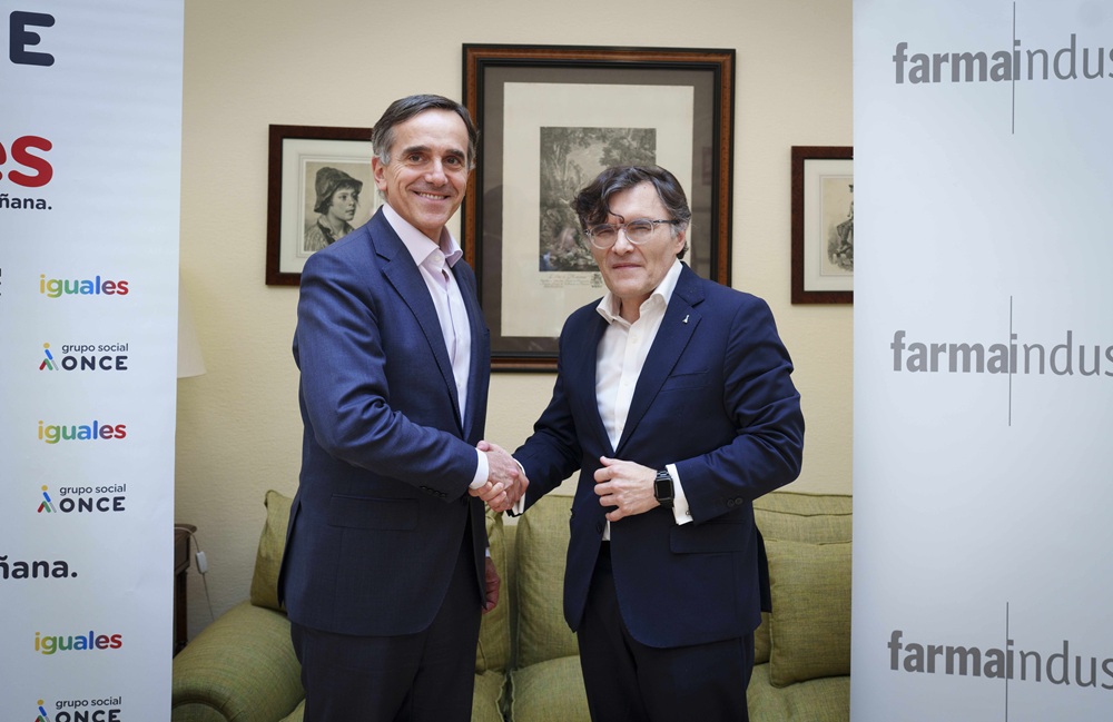 Juan Yermo y Alberto Durán estrechan sus manos tras la firma del convenio