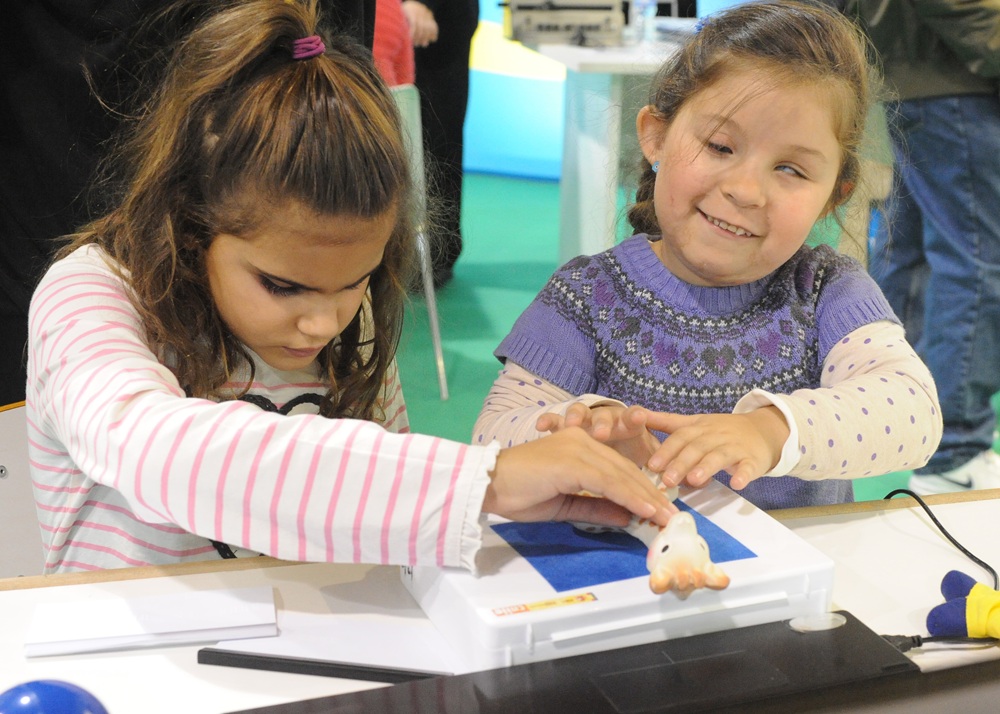 Dos alumnas ciegas en el aula con material adaptado