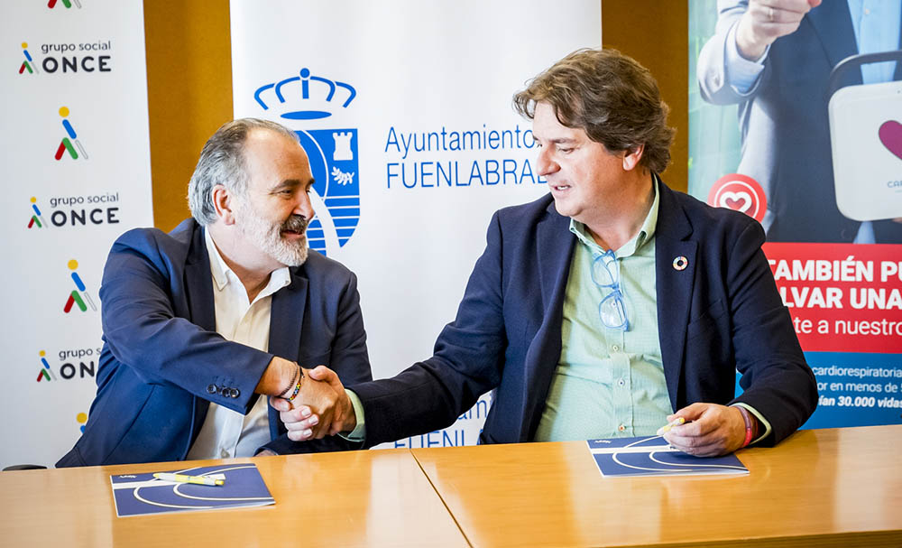 Luis Natalio Royo y el alcalde de Fuenlabrada estrechan sus manos tras la firma del convenio