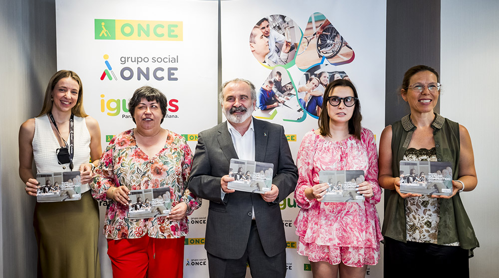 Foto de familia de todos los participantes en la presentación del IVC