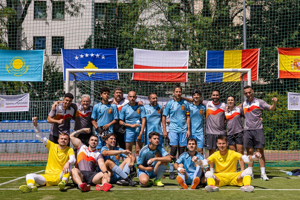 El equipo posa tras recibir el trofeo