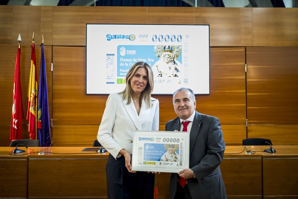 La alcaldes y el delegado posan con la imagen del cupón