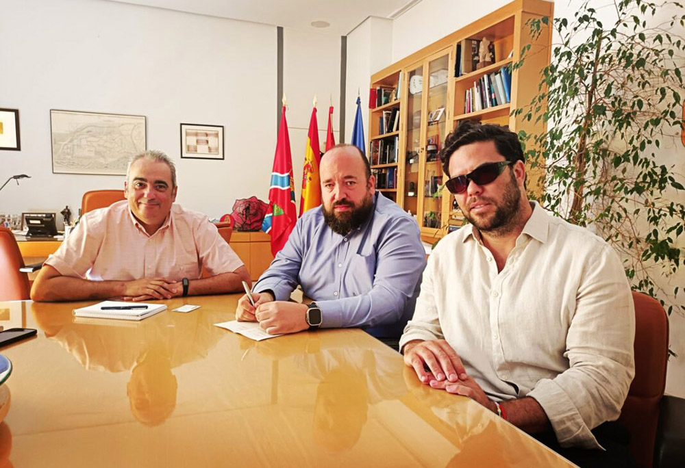 El alcalde junto al director de Ciudad Lineal y el director técnico
