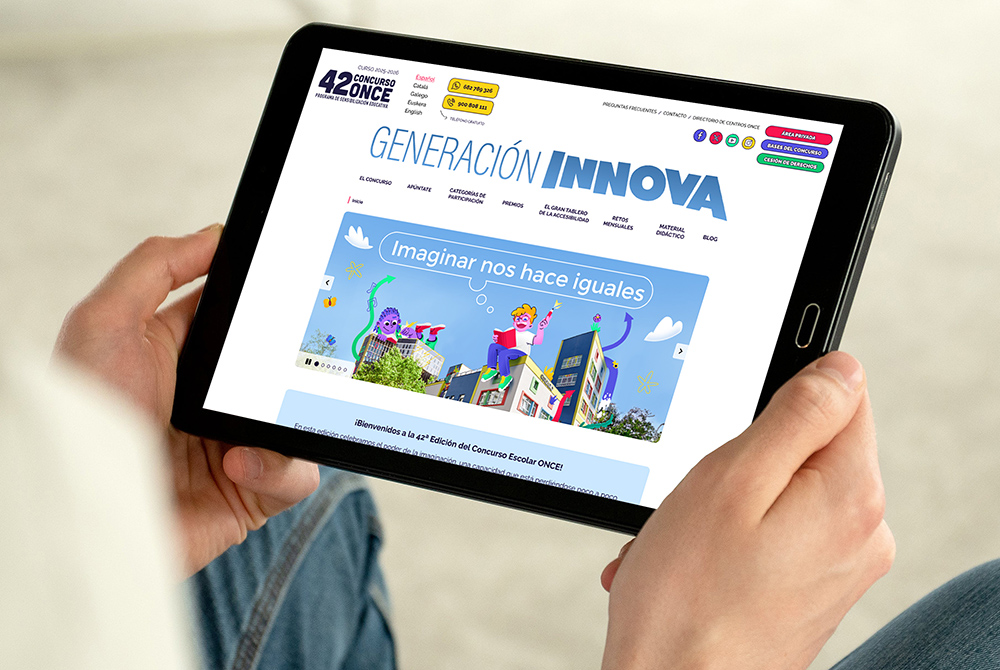 Un joven visitando la web del Concurso Escolar