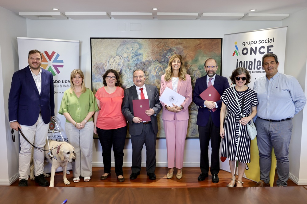 Foto de familia de todos los participantes en la firma del convenio
