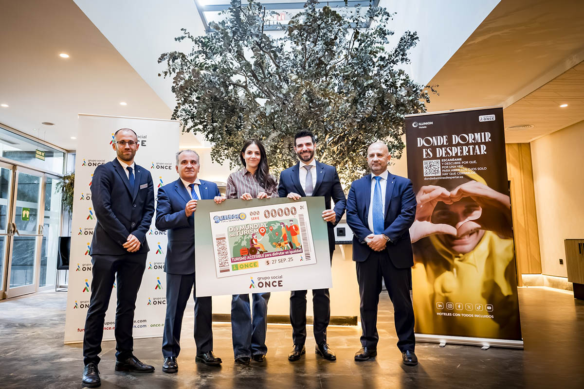 Foto de familia de la presentación del cupón dedicado al Día Mundial del Turismo, en el Hotel Ilunion Atrium