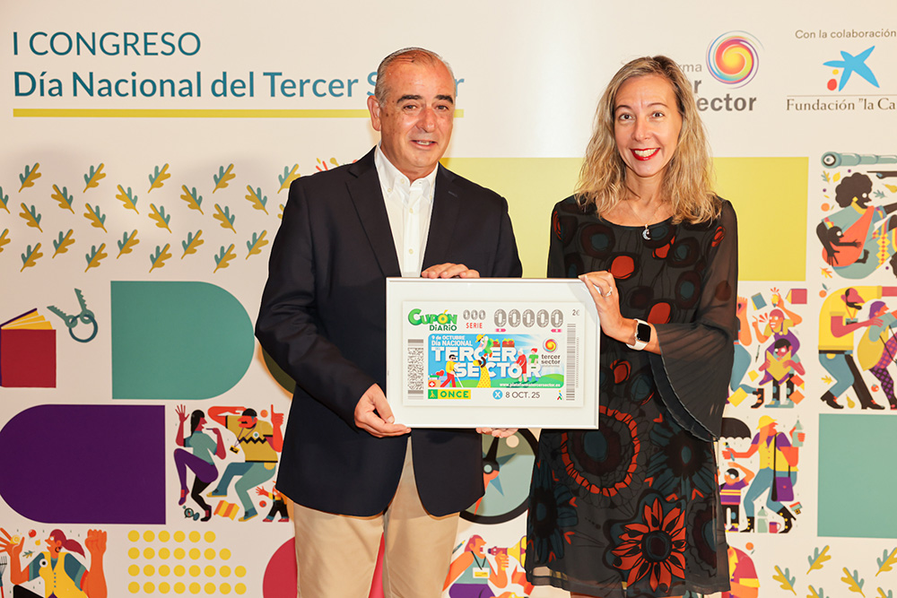 Luciano Poyato y Patricia Sanz posan con la réplica del cupón