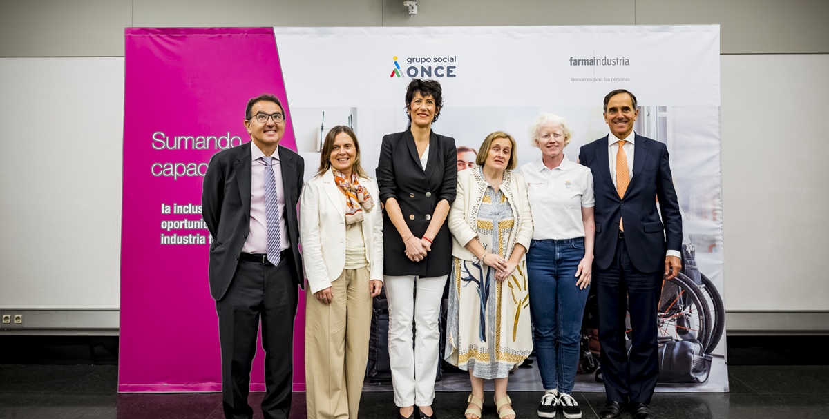 Foto de familia de los participantes en la jornada junto a la ministra