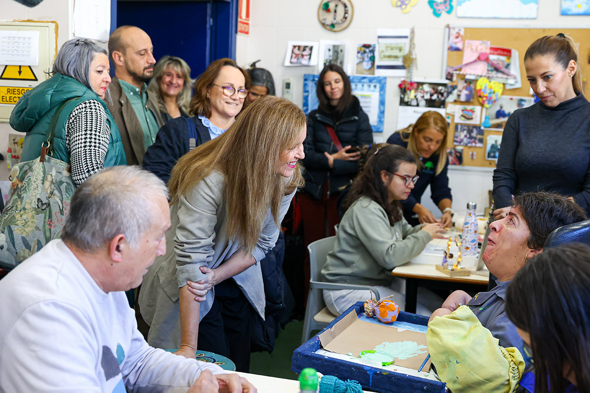 La consejera charla con los alumnos