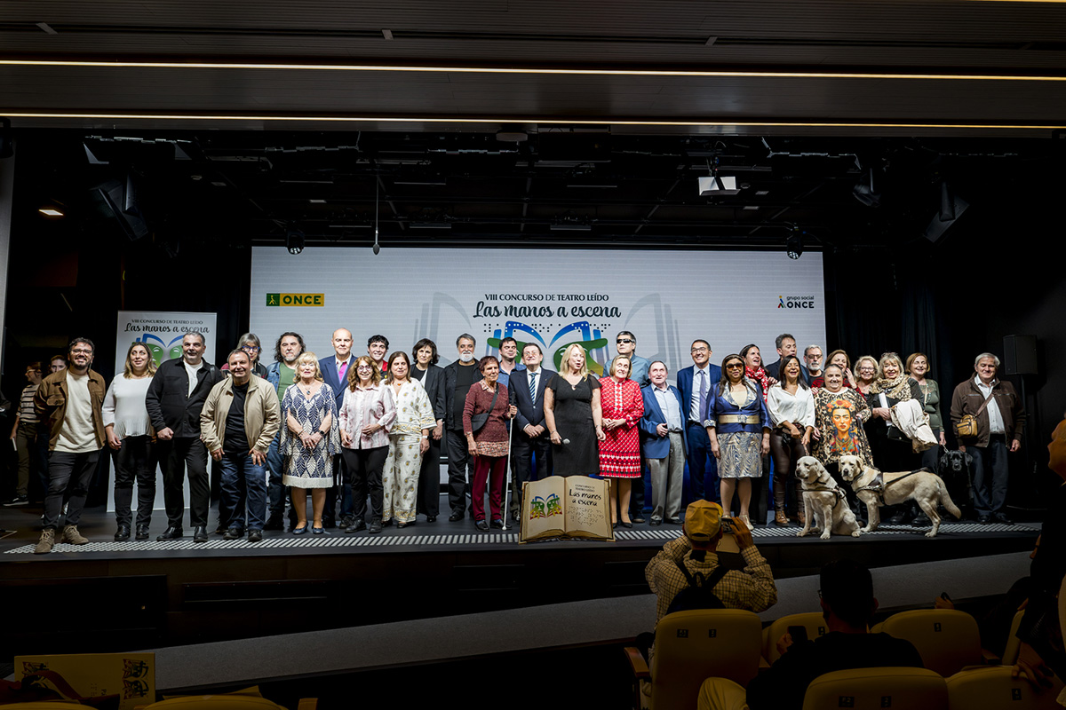 Foto de familia de todos los galardonados sobre el escenario