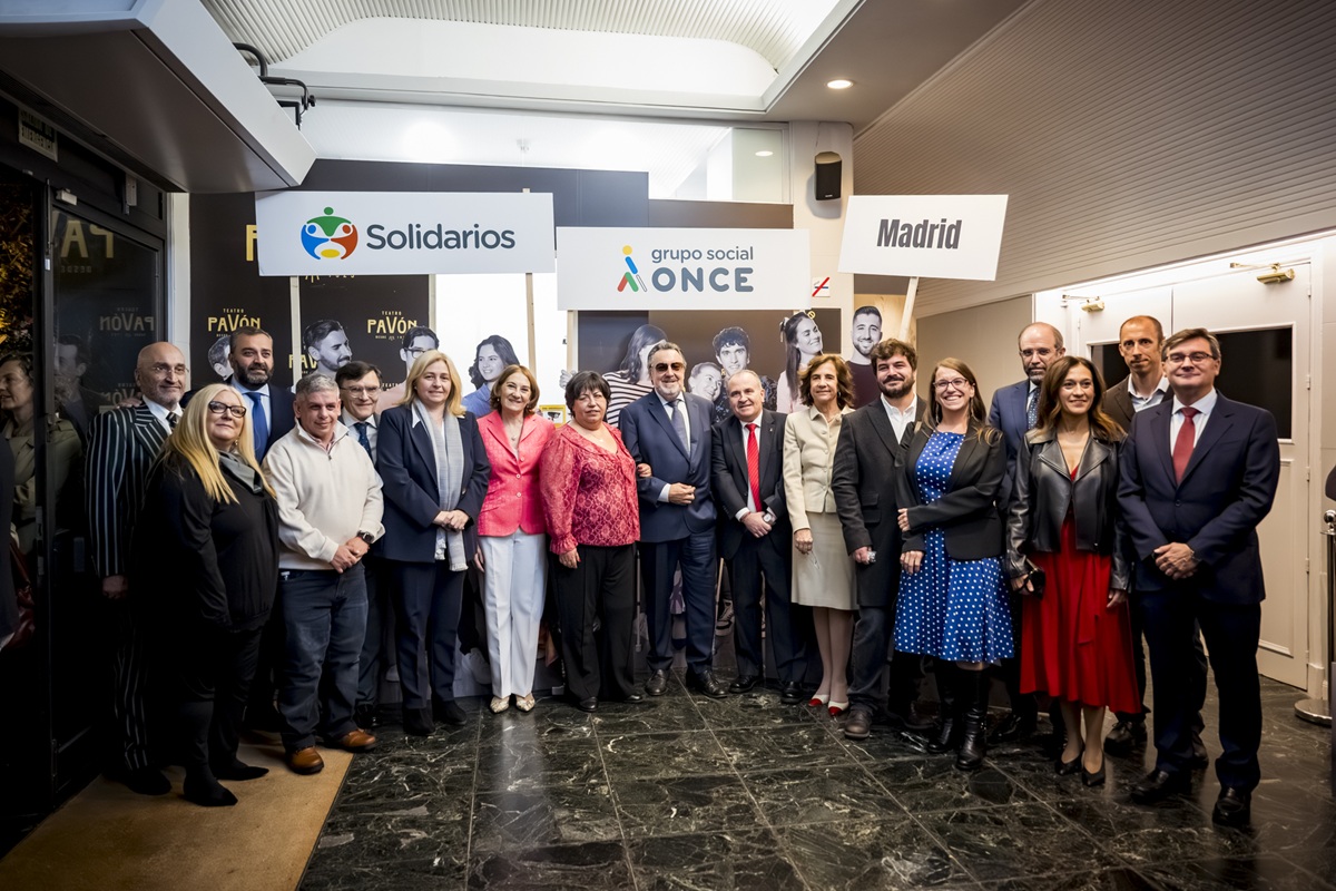 Foto de familia galardonados y autoridades