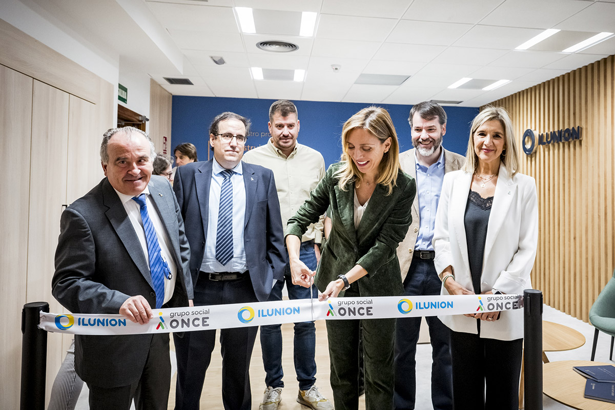 Momento del corte de la cinta inaugural