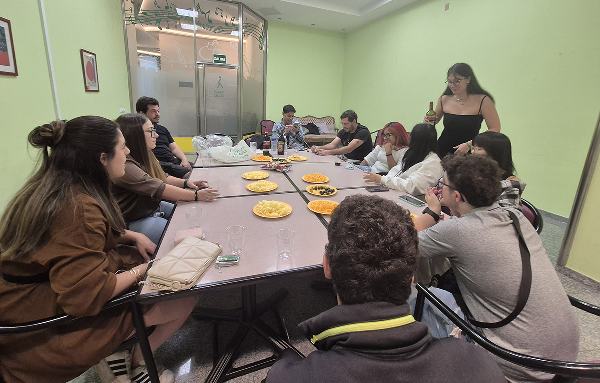 El grupo de jóvenes celebrando el Oktobermut