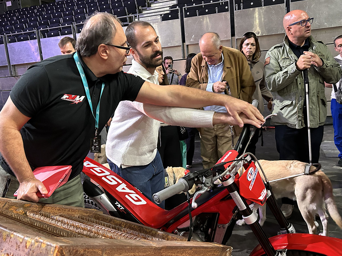 Javi Álvaro tocando una de las motos