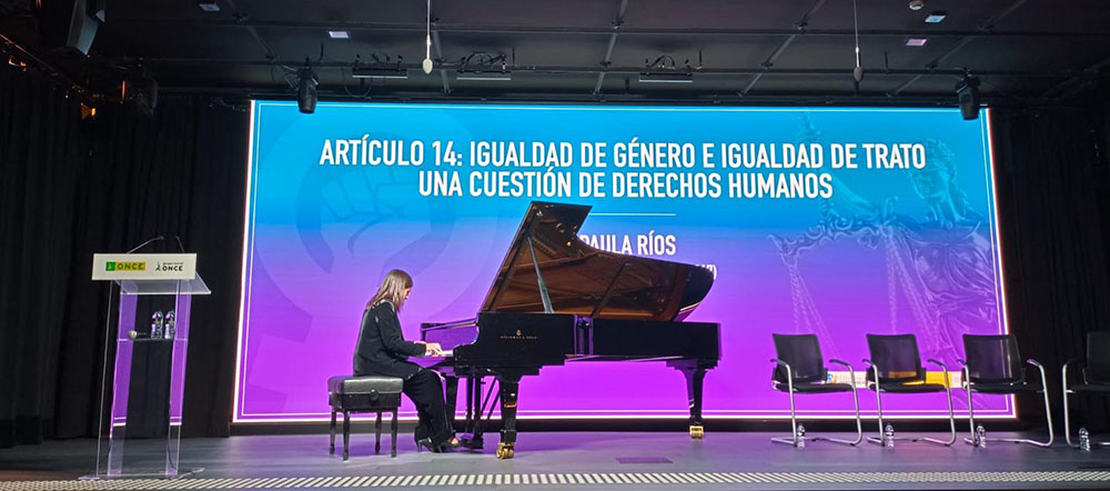 Paula Ríos en un momento de su actuación al piano