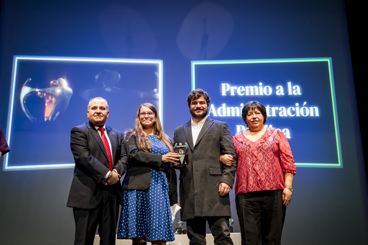 Silvia y Ricardo recogen el galardón