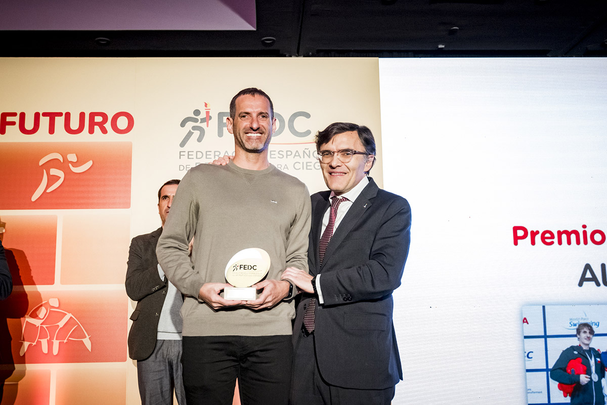 Albert Gelis recoge el galardón de manos de Alberto Durán