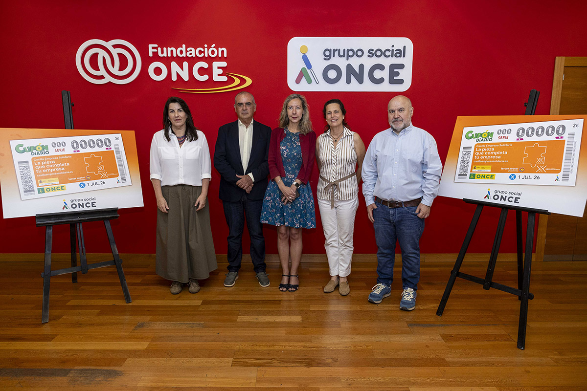 Foto de familia de los participantes en la presentación del cupón