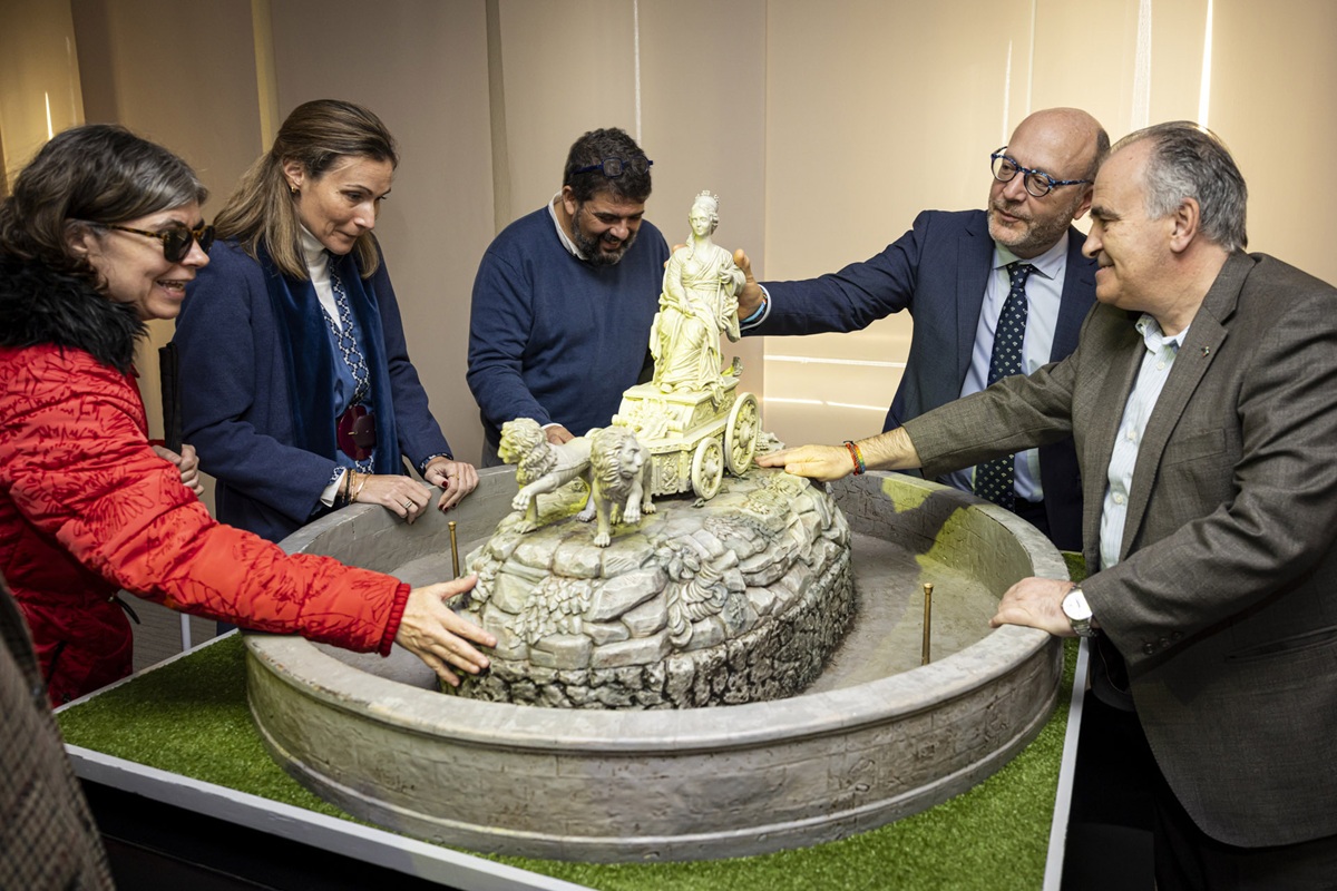 La comitiva ante la reproducción de La Cibeles