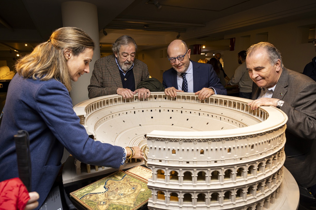 La comitiva reconociendo la maqueta del Coliseo