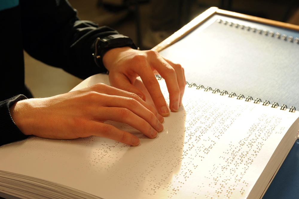 Un alumno leyendo braille