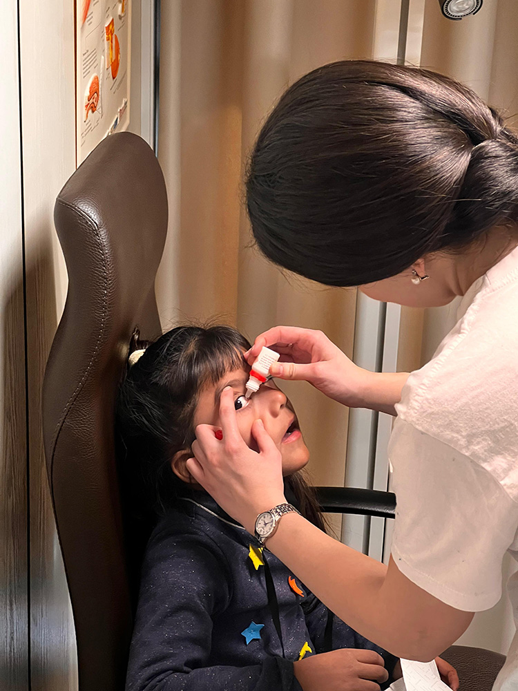 Una niña durante la revisión oftalmológica